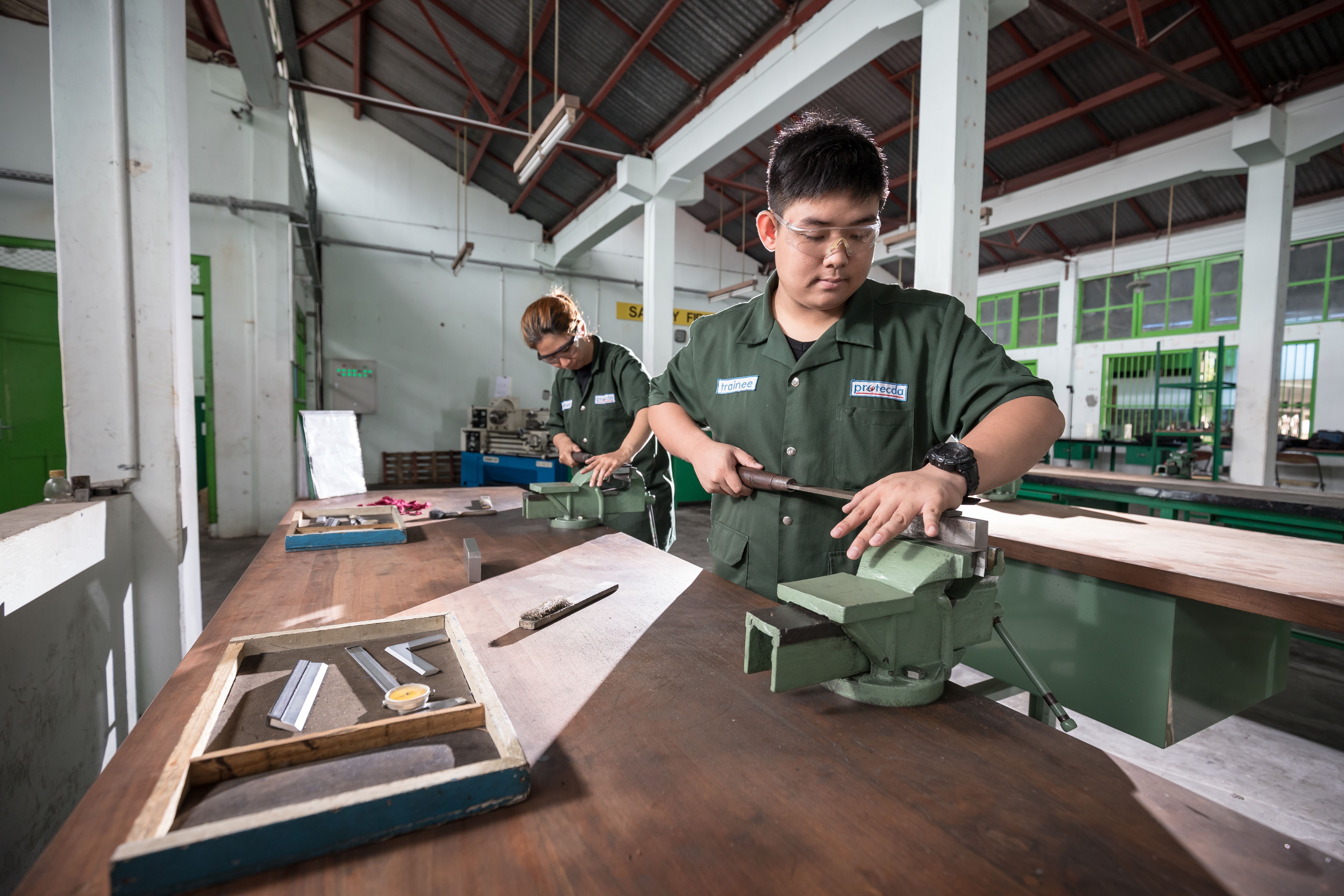 Trabajador verificando producción en fábrica china